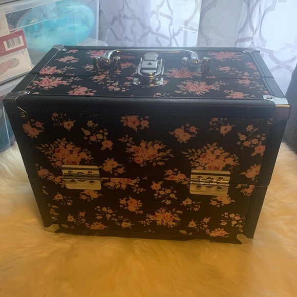 FOREVER 21 PROFESSIONAL MAKE UP TRAIN CASE - BLACK FLORAL (NEW WITH TAGS) - Picture 4 of 4